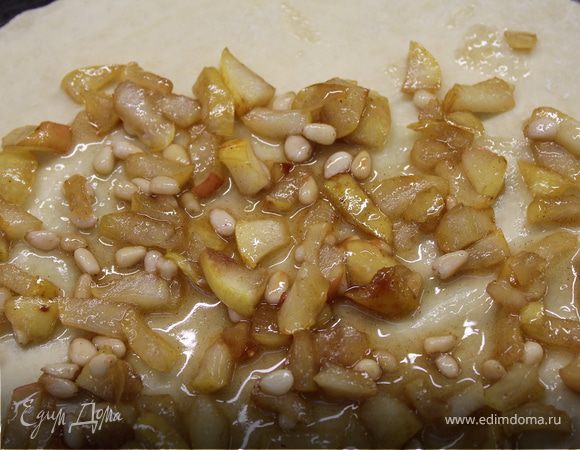 Тесто раскатать и выложить на него начинку. Свернуть рулетом и смазать верх, по желанию, желтком для румяной корочки. Выпекать при 180 минут 20.