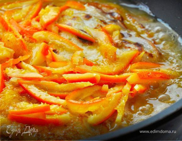 Сначала сделаем соус. Снимем цедру с апельсинов и нашинкуем ее соломкой. Выжимаем сок из апельсинов и лимона. В сотейник положим сахар, сливочное масло и цедру. Дать закипеть пару минут и добавить сок апельсина и лимона. Варить на слабом огне около 5 минут, постоянно помешивая соус. Снять с огня.  Теперь тесто для блинчиков. Взбить венчиком яйца с солью сахаром и содой, добавить молоко и оливковое масло, затем понемногу добавить муку. Все тщательно размешать и убрать в холодильник на один час. Выпекаем блины на разогретой сковороде до румяного цвета.  Потом обмакнем каждый блинчик в соус и свернем треугольником. Переложим все блинчики в  широкую прогретую сковородку, зальем остатками соуса, немного прогреем, потом добавим коньяк и подожжем.