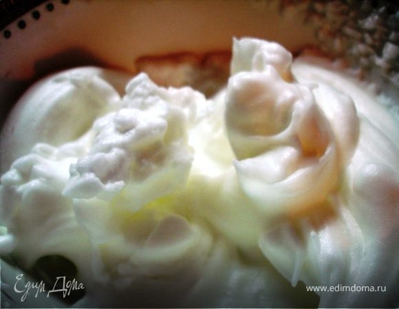 яичные белки взбить в крепкую пену