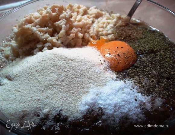 говяжью печень перекрутить на мясорубку, добавить булочку, лук, желтки, манку, соль и перец, специи, 