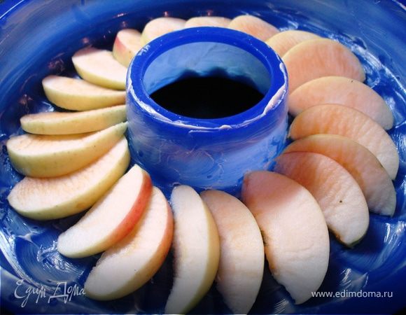 нежно перемешать, ввести белки. Форму смазать маслом, дно выложить дольками яблок.