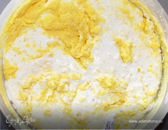 В творог добавить сметану,сахар,разрыхлитель.Перемешать хорошенько.Добавить яйца.Снова всё перемешать.Следом муку.В последнюю очередь курагу.