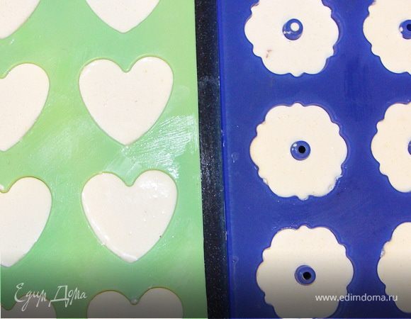 Оставить теста на пол часика настояться.Разложить по формочкам и выпекать при 180С 15-25 мин.Время зависит от размера формочек.