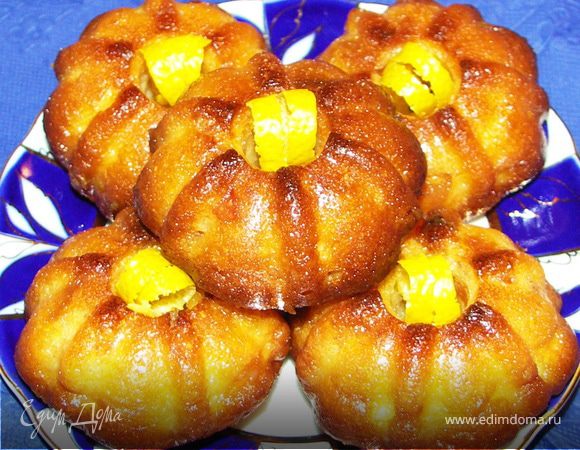 Из воды,сахара и сока варим сироп до лёгкого загустения(15-20 мин.Если у вас есть вкусное и ароматное варенье с большим количеством сиропа(айвовое или сливовое например),можно прогреть сцеженный сироп с добавлением цедры или коричной палочки и использовать.Чуть остывшие творожники вынимаем из формы и помещаем в глубокую посуду.Заливаем горячим(не кипящим,чуть остывшим) сиропом.Оставляем пропитаться на пол часа и можно кушать))Есть вариант достать творожники и дать им подсохнуть и другой,когда их оставляют в сиропе до полного уничтожения;))Вкусно и сочно получилось))Пока готовила вчера не заметила как 4 шт.(на пробу;)съела))Приятного аппетита))!!!