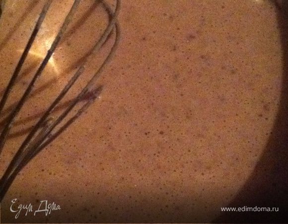 В другой ёмкости соединяем яйца с молоком, слегка взбивая венчиком. Затем добавляем пиво и масло. Еще слегка взбиваем и соединяем с сыпучими продуктами. Всё тщательно перемешиваем, накрываем пищевой пленкой и убираем в холодильник. В рецепте сказано, что в холодильнике это тесто может жить до 3-х суток. Из данного количества у меня вышло 11 блинов, если вам сразу так много не надо, то можно растянуть процесс приготовления-поедания данных блинов дня на 2-3!