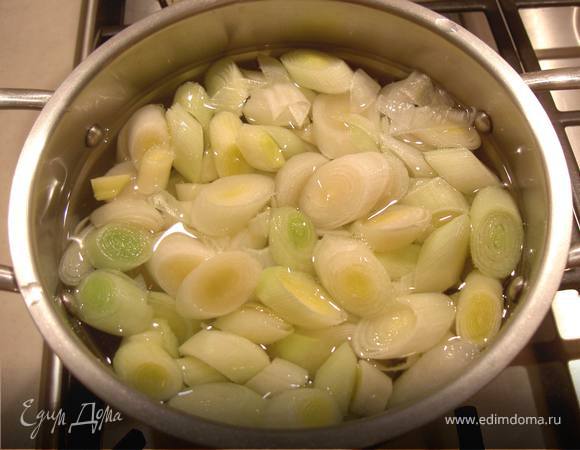 Отварить примерно 1кг порея. нарезанного толстыми кусочками, а затем остудить( у меня замороженый, свой, варю 7 минут, свежий-минут12)