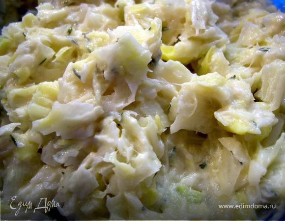 Порубить мягкий лук очень мелко, смешать с мукой, яйцами, тимьяном и мускатным орехом.