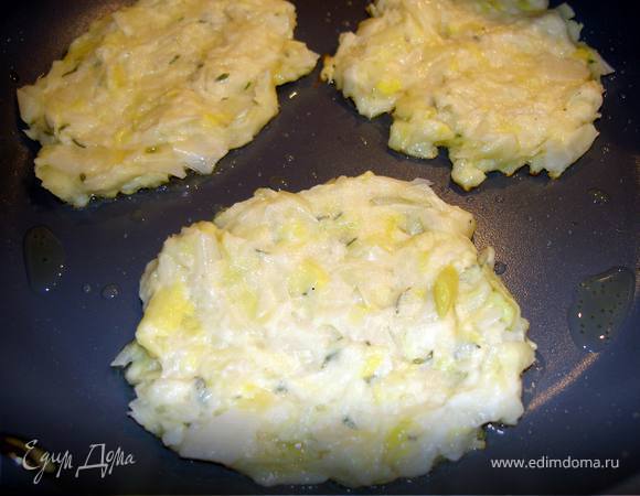 Готовую массу выпекать на очень горячей сковороде с оливковым маслом.