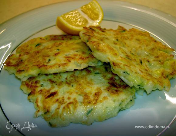 Подавать оладьи, поливая лимонным соком и подсаливая по вкусу.