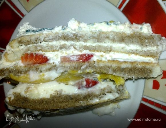 Собираем торт:
На первый корж выкладываем суфле с фруктами, закрываем вторым. Немного его пропитываем соком или сладкой водой, если остались фрукты то можно их нарезать тонкими ломтиками и выложить на этот слой, затем часть крема. Третий корж и повторить тоже самое (но уже без фруктов). Четвертый корж и обмазываем весь торт обильно кремом. Поставим в холодильник, чтобы все схватилось и пропиталось и можно украшать.

ПРИЯТНОГО АППЕТИТА!!!