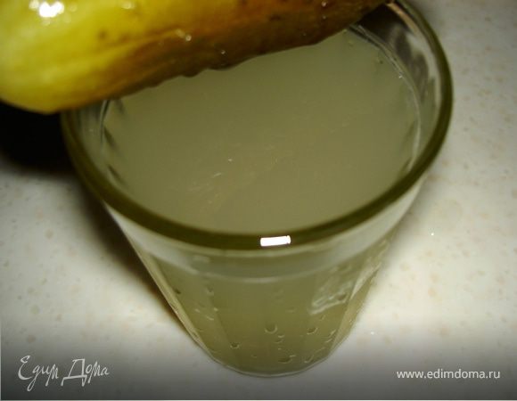 Затем добавьте процеженный рассол (чувствуете, какой дивный запах? Ручаюсь: домашние уже подходят и спрашивают: «Когда же обед?»), досолите по вкусу и дайте вновь закипеть.