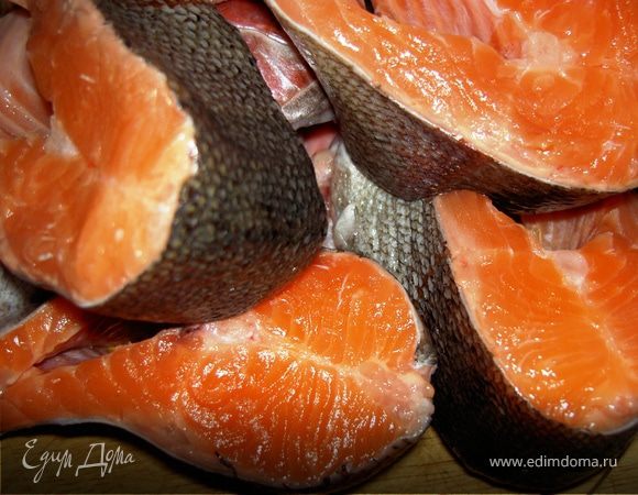 Осторожно положите подготовленную рыбу, нарезанную на порционные куски. Варите на небольшом огне под крышкой 10–20 минут (в зависимости от вида рыбы и размера кусков). Готовая рыба легко отстает от костей, но не разваливается.