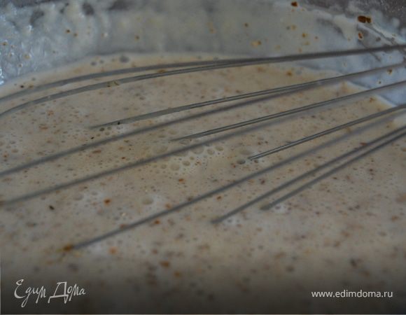 Итак готовим тесто:
Яйца взбиваем с солью сахаром,добавляем сливки,перемешиваем.Всыпаем просеянную муку. Хорошенько вымешиваем,чтобы не было комочков.
Ставим тесто в холодное место на 1 час,можно и на ночь. В отстоявшееся тесто добавляем порошок грибной(сухие грибы измельчаем в блендере) и раст.масло. 