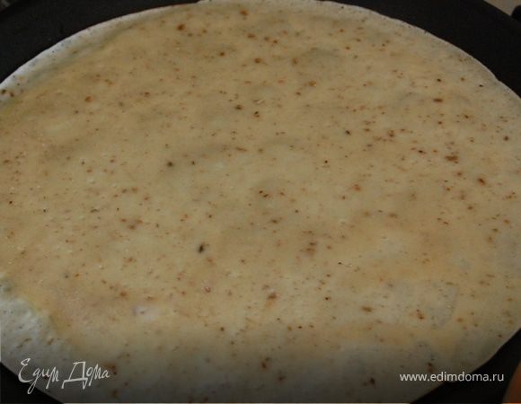 Хорошенько разогреваем сковородку смазываем один раз маслом, любым, и обжариваем блины с двух сторон.