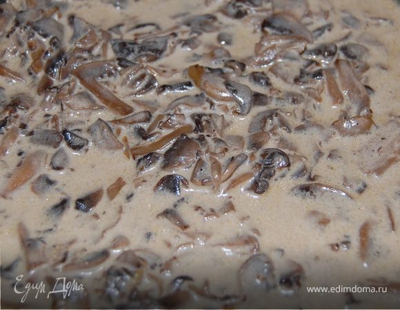 Готовим соус.
Грибы нарезаем тонкими пластинами.
В сковороде разогреваем смесь растительного и сливочного масла. Обжариваем грибы,солим, перчим,вливаем сливки и тушим мин 10. Добавляем натертый сыр и выключаем.С плиты не снимайте.  