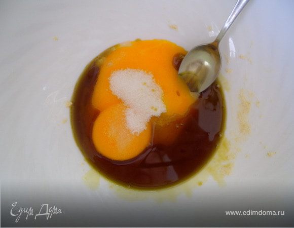 Растереть желтки с солью, сахаром и маслом.