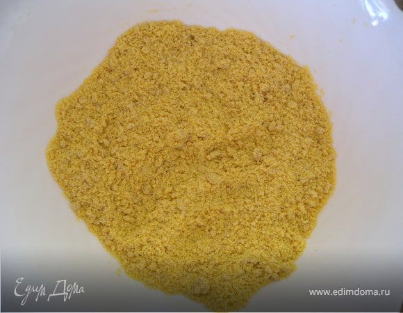 Добавить еще 1 стакан соевой муки. Растереть руками в порошок.