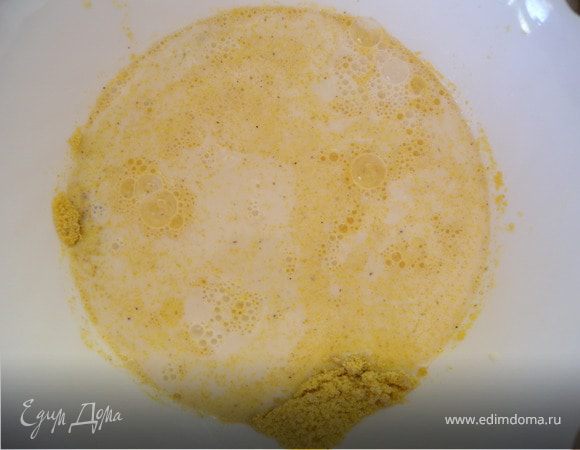 Совсем понемногу вливать молоко и тщательно размешивать.