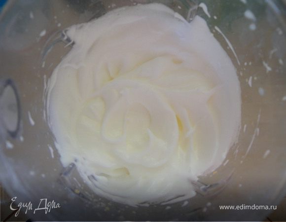 Взбить в пену белки.
