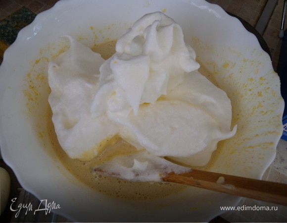 Осторожно ввести их в тесто. Вручную. можно венчиком движениями снизу вверх. Потом больше тесто не перемешивать!!! Консистенция теста напоминает растаявшее мороженное....