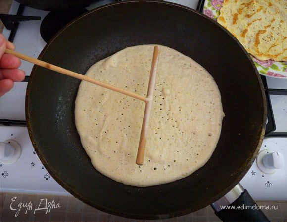 Разравниваем специальной "шваброй", так как тесто само не расплывается. Продается она отдельно. Так же его легко можно сделать из деревянных палочек для суши.