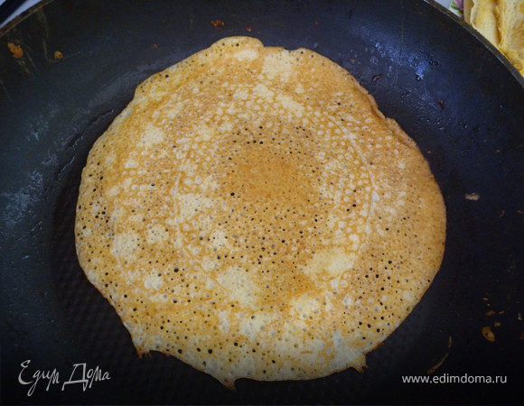 Выпекаем с двух сторон. Блины будут коричневатыми из-за крахмала.
