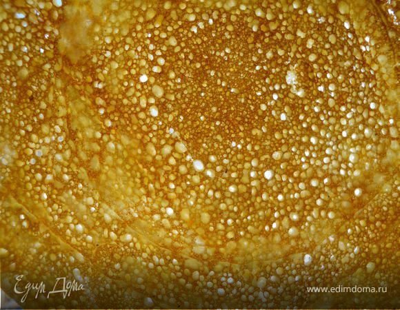 Получаются ооочень ажурные блины. Наверное из-за пушистых белков. Поэтому тесто и нельзя перемешивать после введения белков.