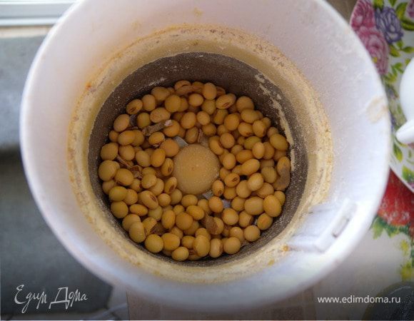 Соевую муку можно купить. Но я ее делала сама. К тому же из сою, которую ми выращиваем сами... Рецепт: мука соевая - 65%, крахмал картофельный - 30%, соль - 2%, сахар - 3%.