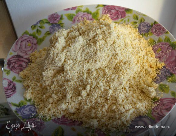 На 2 стакана муки у меня ушло 2 стакана сои и 60 г крахмала. Сою измельчить через кофемолку. Просеять через сито 4 раза. Уйдет около 25 %. Добавить крахмал, сахар и соль. Вот у вас получилась прекрасная соевая мука.