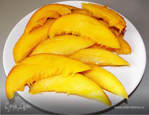 Манго очистить и измельчить в блендере.Добавить имбирь.Творог взбить со сметаной и сах.пудрой(я взяла 30г).