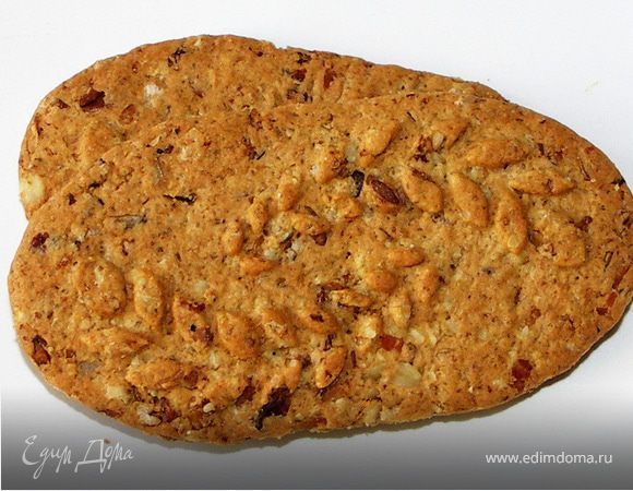 Выложить в две креманки кусочки печенья,творог и 2/3 мангового пюре.