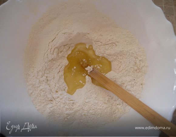 Смешайте масло, сахар и соль. Муку перемешайте с крахмалом. В муку добавьте масляную смесь. Разотрите пальцами в крошку.