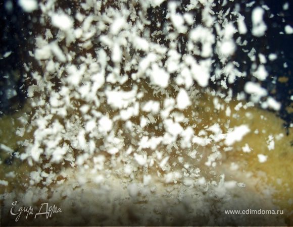 Просеять муку, перемешать ее с разрыхрителем, имбирем, гвоздикой и корицей