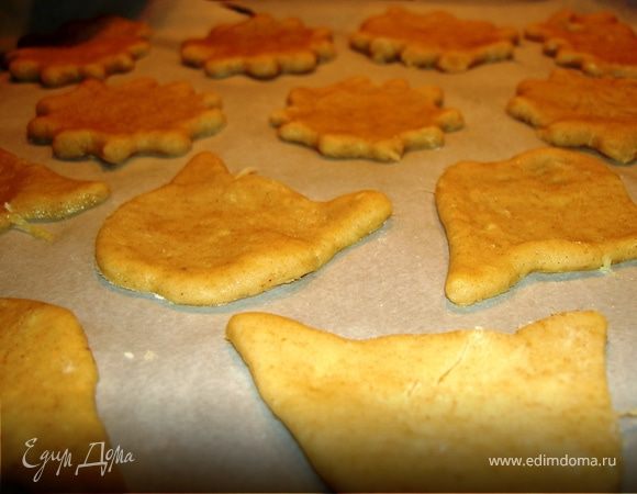 Присыпать стол мукой, выложить на него тесто и раскатать. Вырезать из теста печенье той формы, которая вам больше нравится. присыпать сахаром или миндалем.