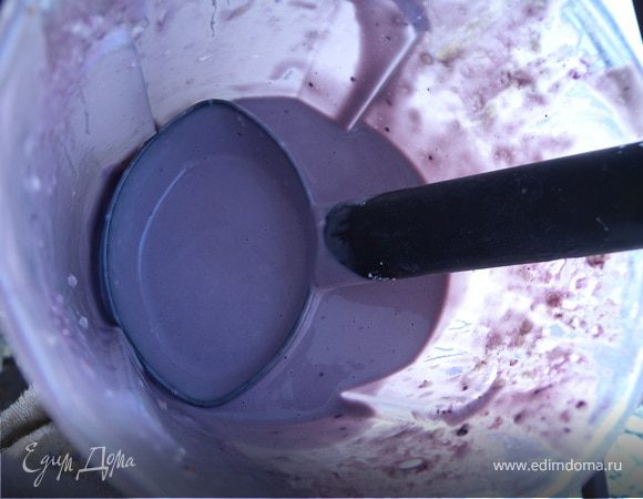 Добавить 2 стакана сока и опять взбить. Должно получится тесто средней густоты. (Сами отрегулируйте добавлением воды или муки. из какого теста вам легче будет печь блины)