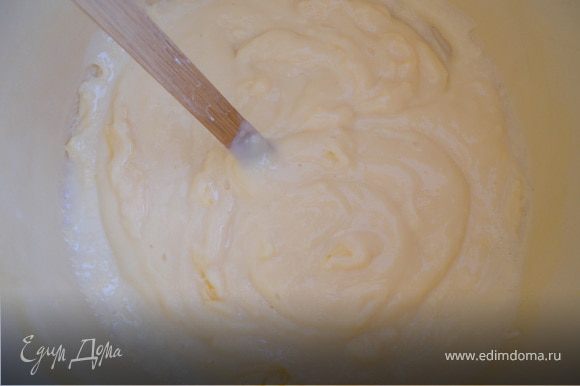 Сварить ванильный пудинг. Понадобится 0,5 л молока+ 1 пачечка порошка для ванильного пудинга (или 40 г кукурузного крахмала+ваниль) и 2 ст.л. сахарной пудры.