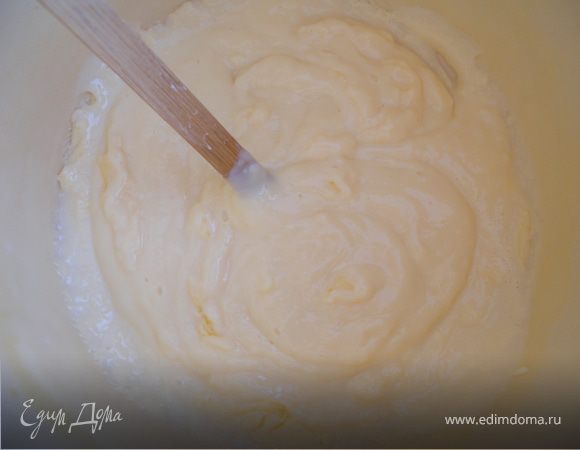 Сварить ванильный пудинг. Понадобится 0,5 л молока+ 1 пачечка порошка для ванильного пудинга (или 40 г кукурузного крахмала+ваниль) и 2 ст.л. сахарной пудры.