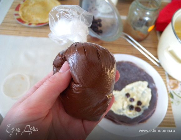 Растопить 100 г темного шоколада. Две трети будем использовать как клей. Одну треть на украшение верха.