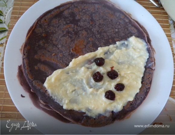 Собираем пироженые: На половину блина намазываем застывший пудинг. В центр кладем вишню.