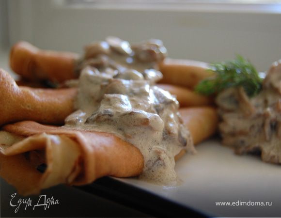 Сложите блины "платочками" сверху полейте соусом. Блины можно подавать и теплыми и холодными!!! Приятного аппетита!!!