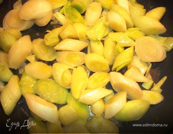 Разогреть в сковороде сливочное масло, добавить нарезанный кольцами лук-порей и потушить его, чтобы он стал мягким.