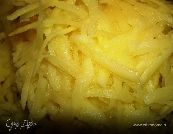 Вымыть и почистить картофель, натереть его на крупной терке.