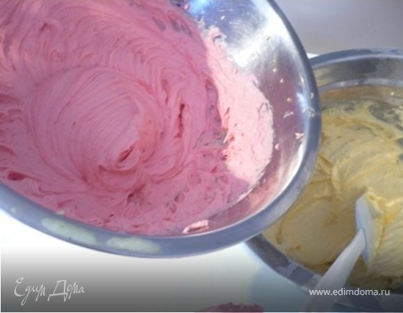 Яйца взбить в пушистую пену. Отдельно взбить масло, сахар, муку, молоко и семена ванили. Влить взбитые яйца и хорошенько размешать.  Разделить тесто на две равные части. В одну добавить краситель (на заметку - готовое  тесто будет темнее, чем оно кажется "сырым"). 
