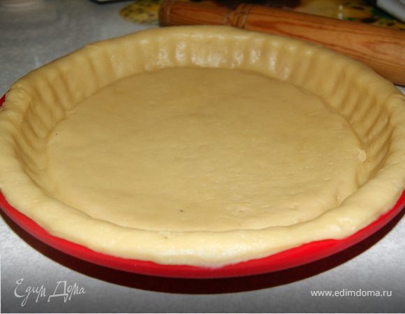 Раскатать тесто толщиной 1 см. Смазать форму для выпикания и уложить в нее тесто. Отправить в духовку примерно на 20 минут