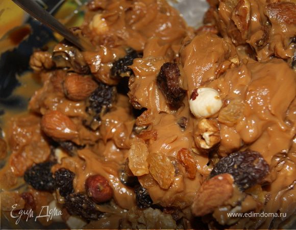 Перемешать сгущеное молоко и ореховую смесь.