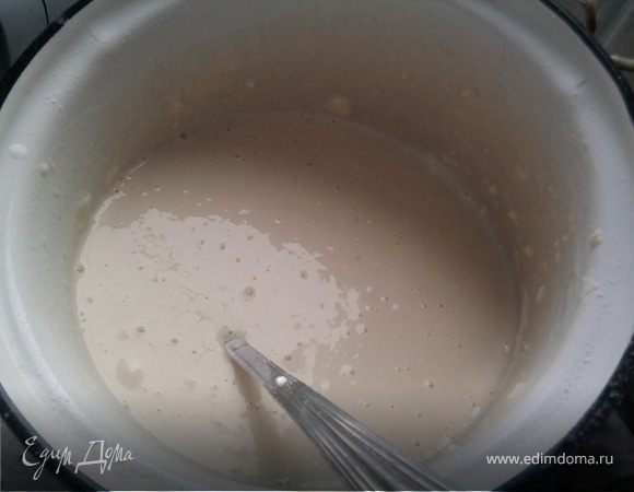 Подогреть пол-литра молока слегка. Растворить в нем сахар, добавить дрожжи и вмешать пшеничную муку.
