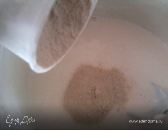 Когда тесто поднимется, добавляем гречневую муку.