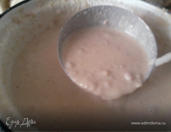 Когда я уже добавила молоко, то обнаружила, что у меня получилось много гречневых комочков - я решила, что это из-за того, что была не мука, а хлопья (да еще "быстрорастворимые"). Должна сказать, что я угадала (поняла это при выпекании).