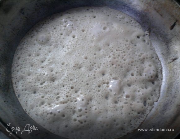 Оставить тесто минут на 10 и можно выпекать. Выпекаем как обычные блины, смазывая сковороду (в принципе после 3-4- блинов уже можно было не смазывать). На сковороде они становились такими "дырчатыми" и темненькими.