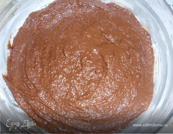 Размягченное масло взбить с сахаром. Добавить какао, яйца, муку, разрыхлитель. Тщательно вымешать. Растворить кофе в горячей воде. Смешать с основной массой. Тесто должно получится жидковатым. В посуду, смазанную маслом, объемом 650-700мл вылить тесто. 